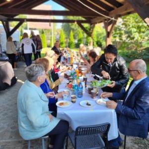 Seniorzy z Wawrowa spotkali się na wspólnym śniadaniu z okazji zakończenia lata i początku jesieni