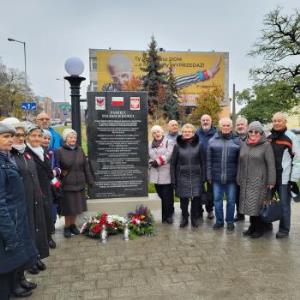 W rocznicę niepodległości Polski zapalili znicz przy pomniku pamięci Polskich Dzieci Wojny